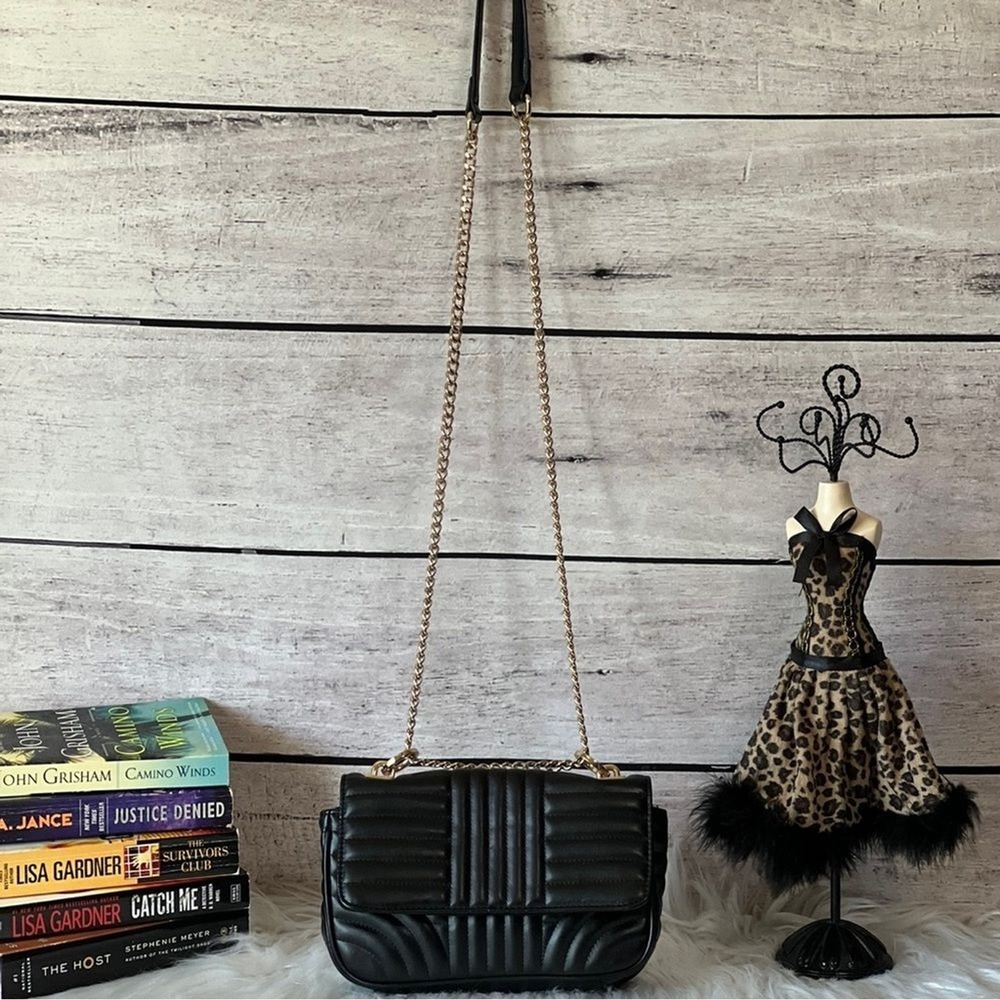 Forever 21 Black Quilted‎ Crossbody Bag Gold Chain Faux Leather Ribbed Texture